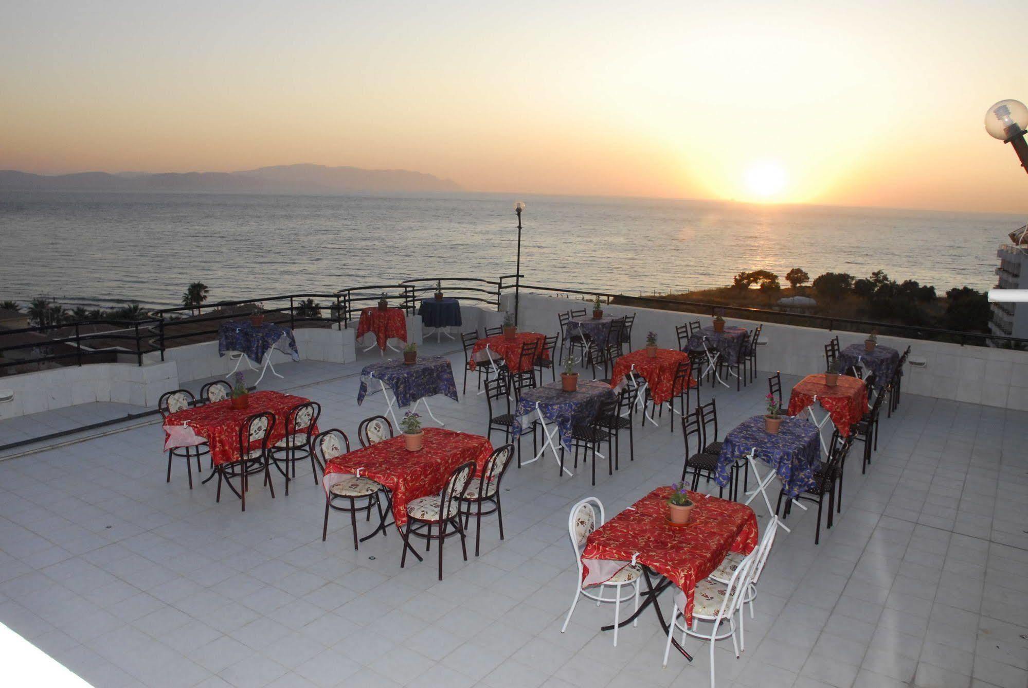 Ozgun Apart Hotel Kusadasi Exterior photo